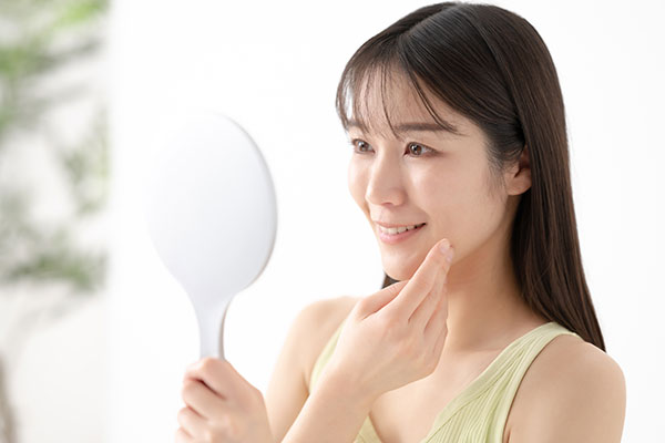 鏡を見る女性